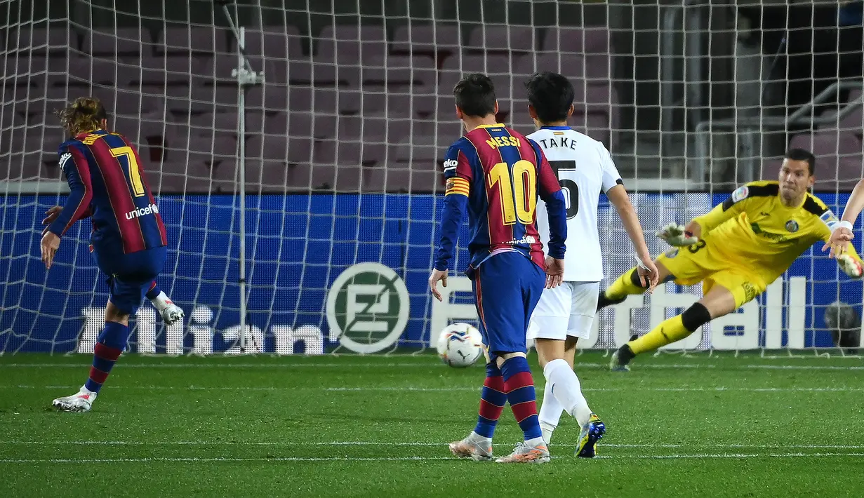 Gelandang Barcelona, Antoine Griezmann (kiri) melakukan eksekusi penalti yang berbuah gol kelima timnya ke gawang Getafe dalam laga lanjutan Liga Spanyol 2020/2021 pekan ke-32 di Camp Nou Stadium, Barcelona, Kamis (22/4/2021). Barcelona menang 5-2 atas Getafe. (AFP/Lluis Gene)