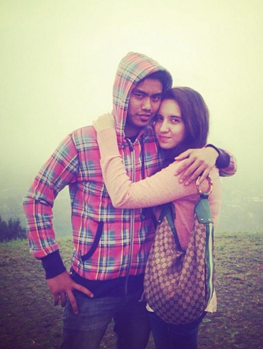 Sepertinya cinta mereka memang sangat lekat yah?! Semoga terus seperti itu sampe Kakek Nenek yah Tontowi dan Michelle. (Instagram/ michelle_ahmad)