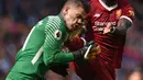 Kaki Mane menghantam tepat di wajah kiper Manchester City, Ederson saat pertandingan Liga Inggris di Stadion Etihad, Manchester (9/9). Usai hantaman, Ederson langsung mendapat perawatan hingga ditandu ke luar lapangan. (AFP Photo/Oli Scarff)