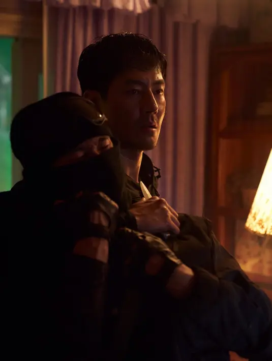 <p>&ldquo;Sebenarnya sangat sulit untuk bergerak dan menggunakan secara bebas sambil melayang di udara dengan sling. Ketika saya meminta satu hal, aktor Jo In Sung memberi saya banyak pendapat," ujar sang sutradara.(Foto: Disney Plus Hotstar via Soompi)</p>