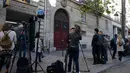 Sejumlah awak media meliput di depan Hotel Rue Tronchet pasca Kim Kardashian dirampok, Paris, Senin (3/10). Kim dilaporkan telah dirampok oleh 5 pria bersenjata yang menyelinap masuk ke kamarnya saat menginap di Hotel tersebut. (REUTERS/ Gonzalo Fuentes)