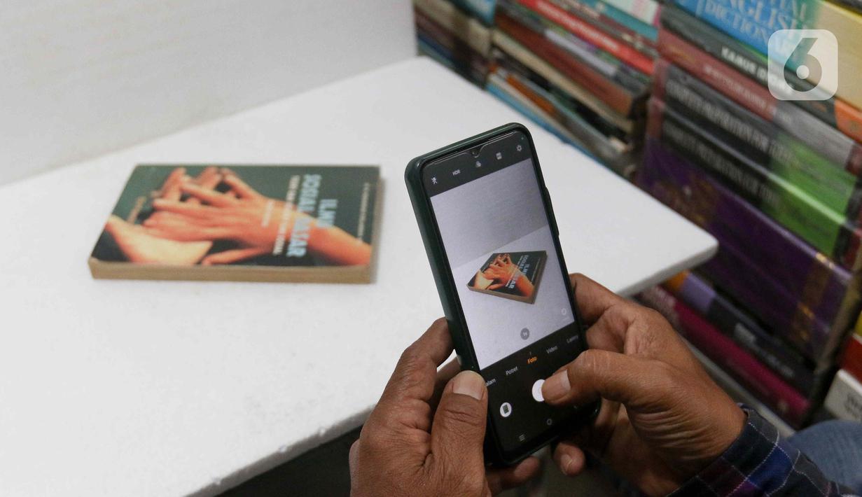 Para pedagang buku di Pasar Kenari beralih ke penjualan secara daring atau online. (Liputan6.com/Herman Zakharia)