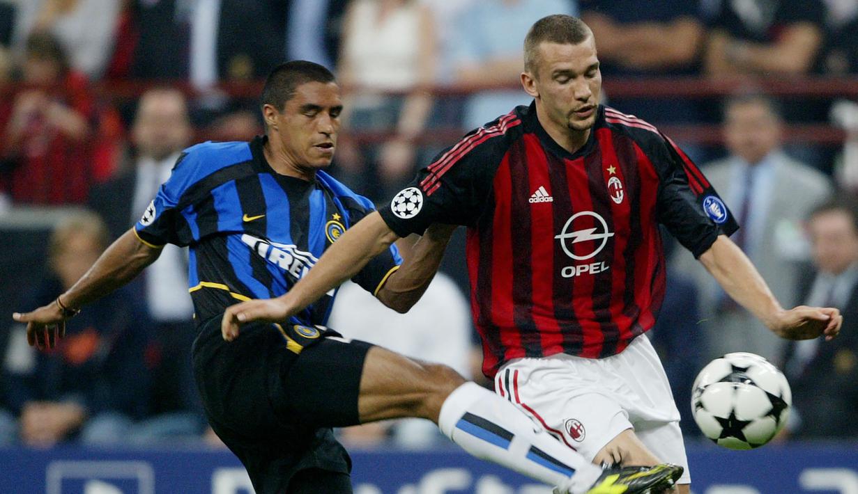 Bek Inter Milan, Ivan Cordoba (kiri) berusaha menghalau bola dari penguasaan striker AC Milan, Andriy Shevchenko pada laga leg pertama babak semifinal Liga Champions 2002/2003 di San Siro Stadium, Milan (7/5/2003). Pada pertemuan pertama di musim 2002/2003, AC Milan dan Inter Milan bertemu di babak semifinal. Pada leg pertama saat AC Milan menjamu Inter Milan laga berakhir imbang 0-0. (AFP/Paolo Cocco)