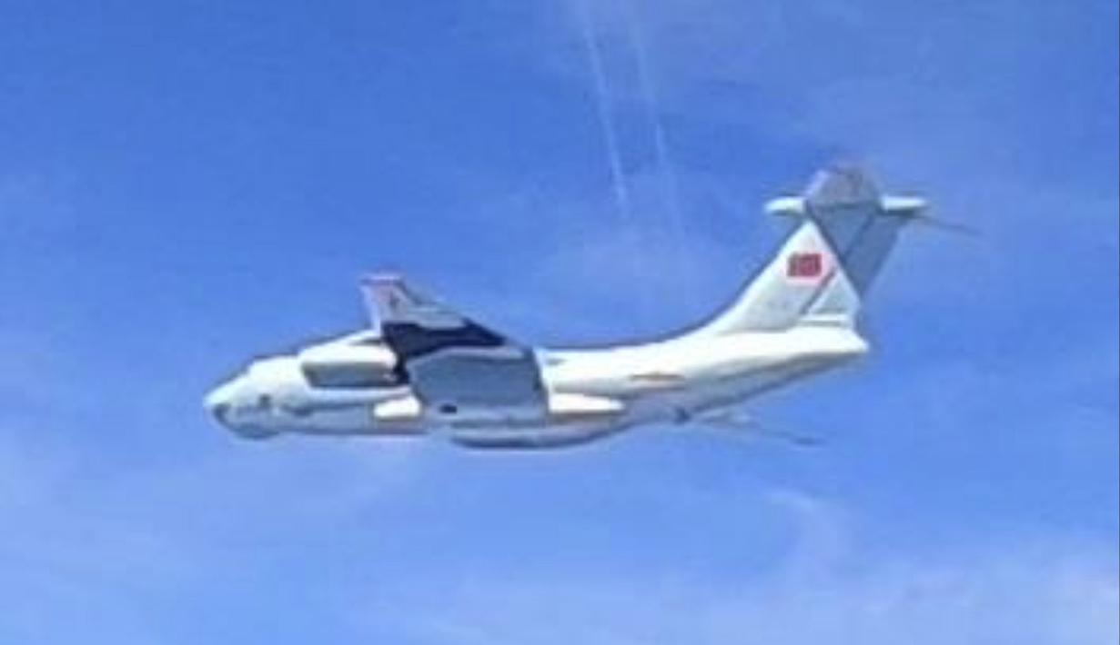 Pesawat Ilyushin Il-76 milik China People's Liberation Army Air Force (PLAAF) yang menurut otoritas Malaysia berada di wilayah udara di atas zona maritim Malaysia dekat pantai negara bagian Sarawak di pulau Kalimantan. Kementerian Luar Negeri Malaysia akan memanggil Duta Besar China terkait insiden