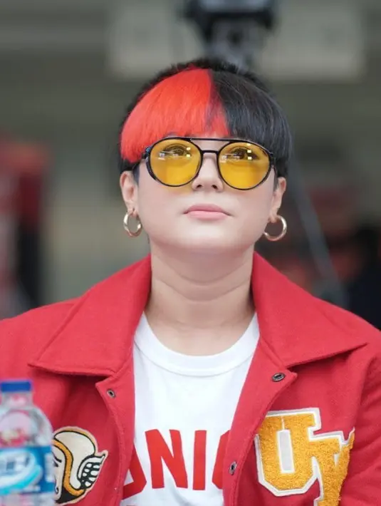 "Alhamdulillah aku masih aman kerjaan (siaran radio). Cuma, kalau untuk syuting-syuting, nge-MC, itu sudah pasti cancel," kata Poppy saat dihubungi awak media lewat sambungan telfon, Kamis (2/4/2020). (Instagram/popsovia)