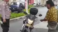 Viral, Seorang Pria Ngamuk dan Pukul Polisi saat Mobilnya Mogok di Jaktim