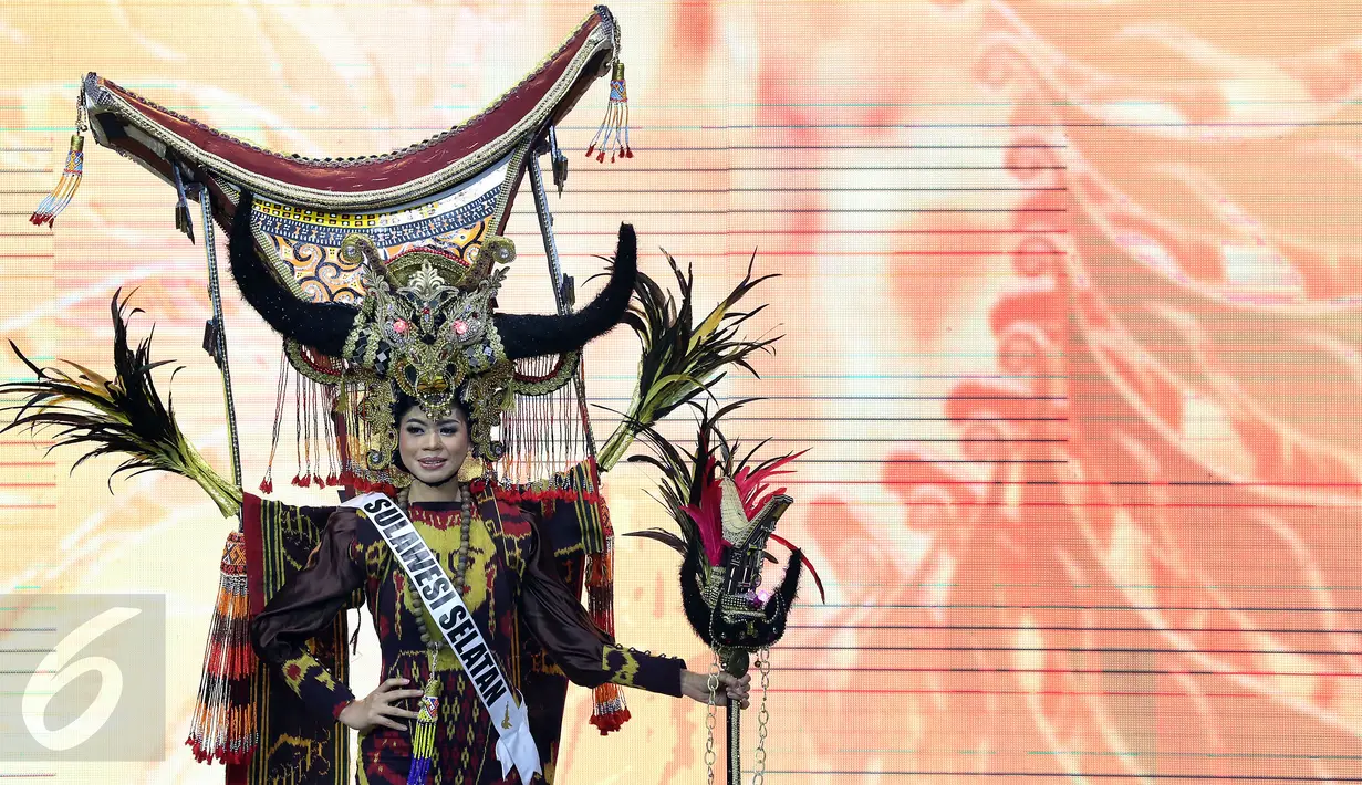 Finalis Putri Indonesia dari Sulawesi Selatan, Fitriyani mengenakan dusana daerahnya saat unjuk kesenian dan bakat, Jakarta, Senin malam (27/3). 38 finalis ini nantinya akan berkompetisi menjadi sang Putri Indonesia 2017. (Liputan6.com/Johan Tallo)