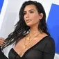 Artis reality TV, Kim Kardashian berpose di karpet merah penghargaan MTV VMA 2016 di New York, Minggu (28/8) malam. Ditemani suaminya, Kanye West, Kim Kardashian datang dengan busana serba hitam. (REUTERS/Eduardo Munoz)