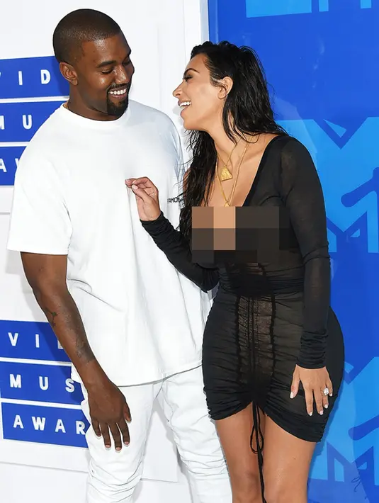 Tak terlihat Kanye West meninggalkan Kim Kardashian di acara resmi ketika mereka berdua hadir. (REX/Shutterstock)