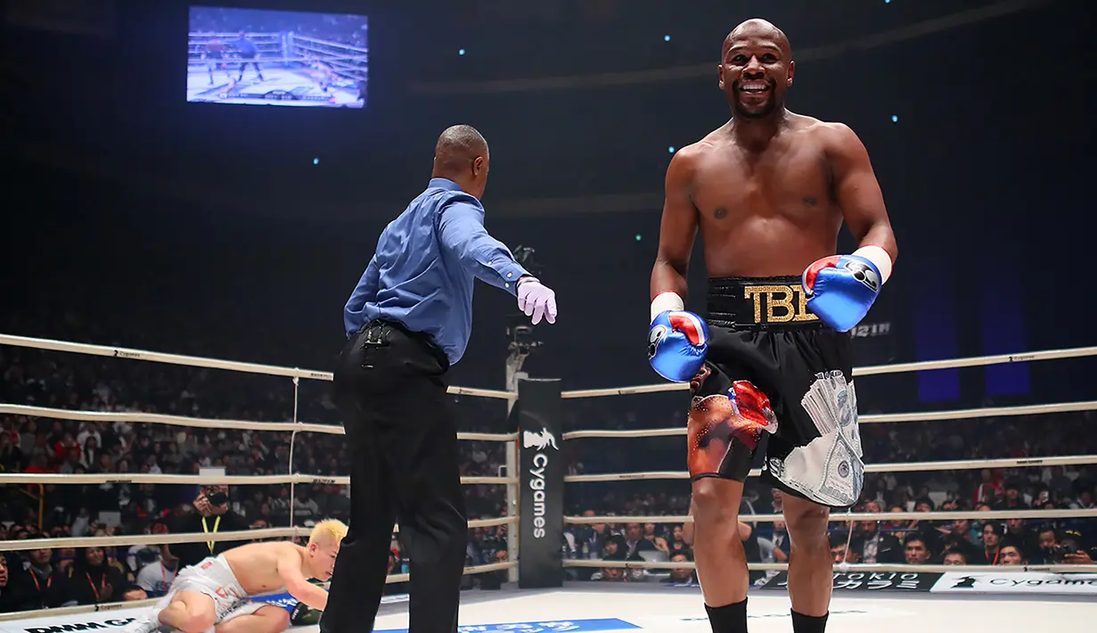 Petinju, Floyd Mayweather, berhasil mengalahkan kickboxer, Tenshin Nasukawa, pada laga eksebisi di Saitama Super Arena, Saitama, Senin (31/1). Tanding dengan aturan tinju, Mayweather menang TKO di ronde pertama. (AFP/Toshifumi Kitamura)