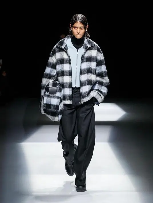 Tampil sebagai model pembuka di Solid Homme show, Rizal Rama dibalut layering outfit.