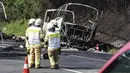 Kondisi bus yang terbakar usai menabrak truk di Muenchberg, Jerman, Senin (3/7). Polisi mengatakan 31 orang mengalami luka akibat kecelakaan itu. (AP Photo)