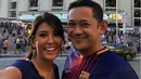 Titi dan suami mengenakan jarsey kandang Barca. Beberapa foto diluar maupun di dalam stadion dibagikan melalui akun instagram. (Instagram/titirajobintang)