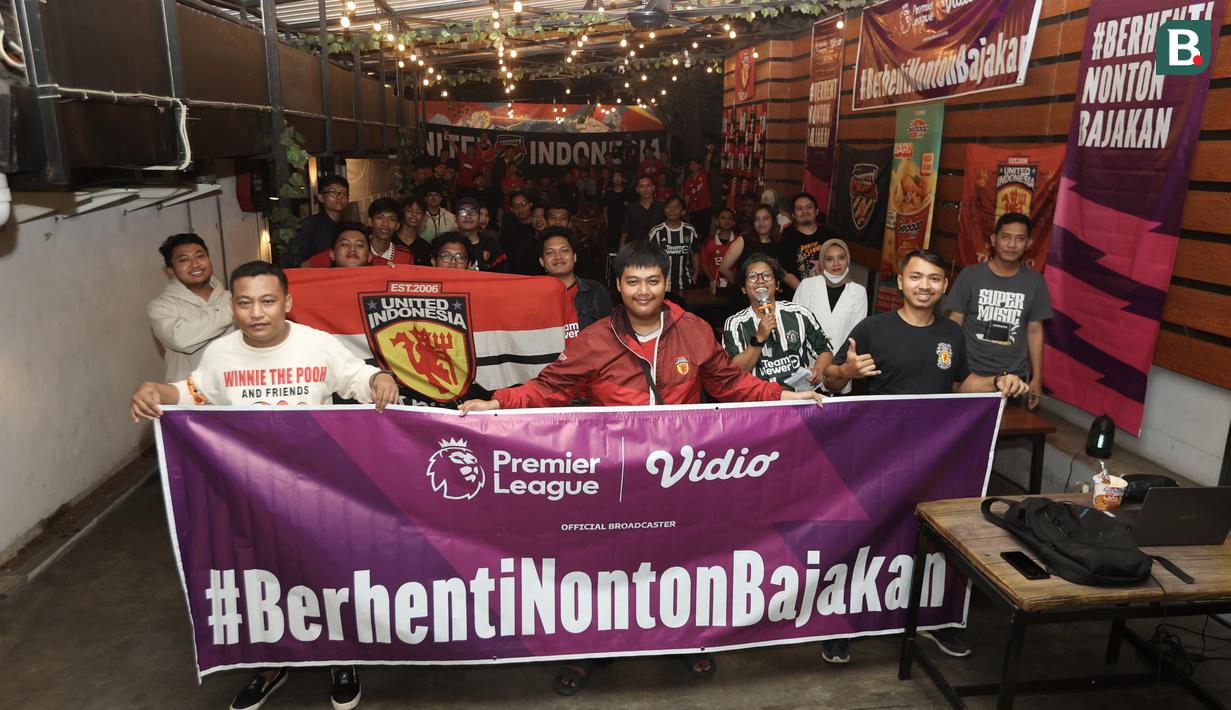 Kelompok suporter United Indonesia foto bersama saat acara Roaring Night Liga Inggris Manchester United vs Arsenal di Giardino Cafe, Kota Tangerang, Minggu (11/05/2024). (Bola.com/M Iqbal Ichsan)