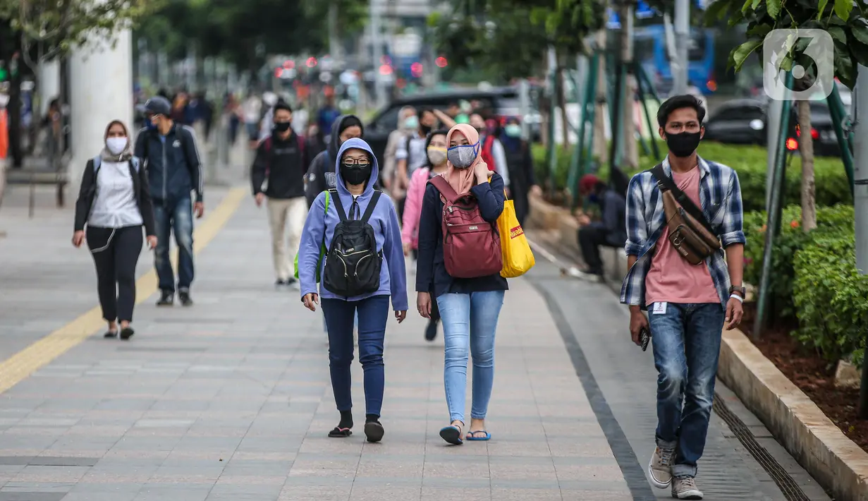 Suasana jam pulang kerja di jalur pedestrian kawasan Sudirman, Jakarta, Senin (22/6/2020). Pemprov DKI Jakarta mulai menerapkan perubahan sif kerja dengan waktu jeda tiga jam, yaitu pukul 07.00-16.00 pada sif pertama dan pukul 10.00-19.00 pada sif kedua. (Liputan6.com/Faizal Fanani)