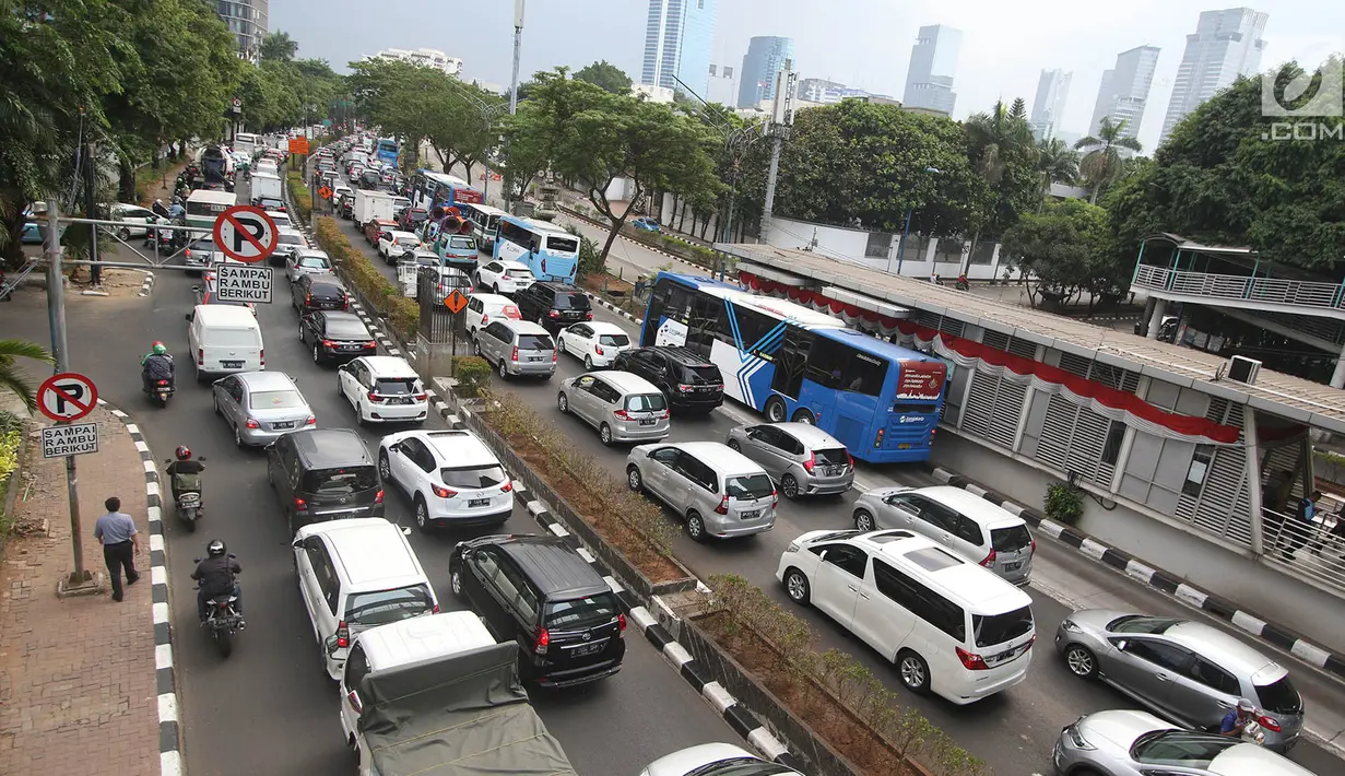 Kendaraan terjebak kemacetan di Jalan HR Rasuna Said, Jakarta, Rabu (6/9). Menurut Menhub, wacana ini timbul untuk membantah adanya diskriminatif terhadap sepeda motor karena dilarang melintas di jalan Sudirman. (Liputan6.com/Immanuel Antonius)