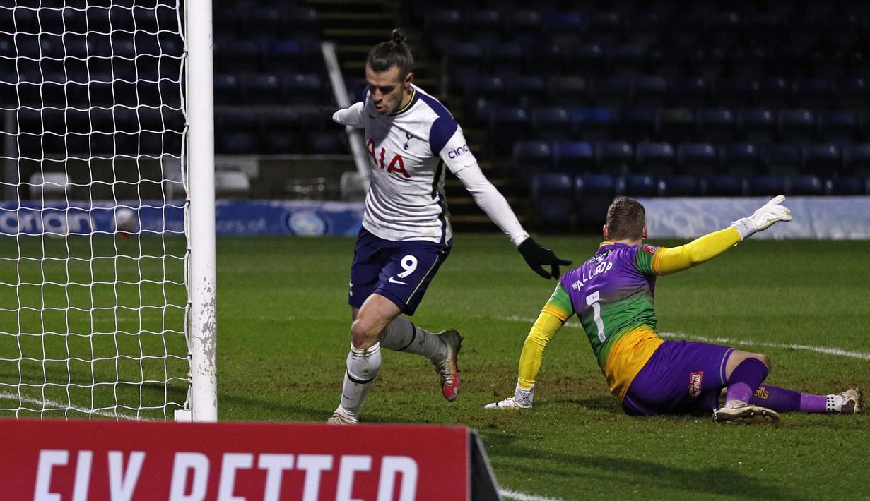 Gelandang Tottenham Hotspur, Gareth Bale melakukan selebrasi usai mencetak gol penyeimbang 1-1 ke gawang Wycombe Wanderers dalam laga babak keempat Piala FA 2020/21 di Adams Park Stadium, Senin (25/1/2021). Tottenham Hotspur menang 4-1 atas Wycombe Wanderers. (AFP/Adrian Dennis)