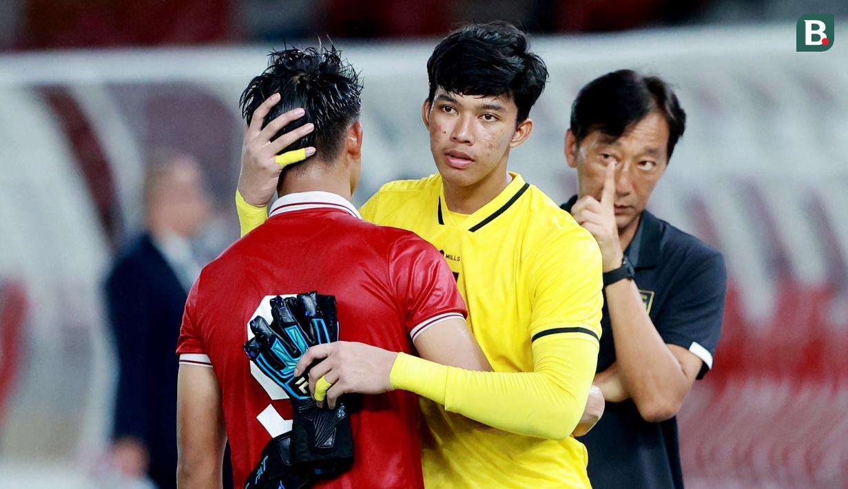 Kiper Timnas Indonesia U-20, Daffa Fasya, berusaha menenangkan Hokky Caraka yang kecewa setelah ditaklukkan Guatemala pada laga turnamen mini di Stadion Utama Gelora Bung Karno (SUGBK), Selasa (21/2/2023). Indonesia menyerah 0-1 dari Guatemala. (Bola.com/M Iqbal Ichsan)