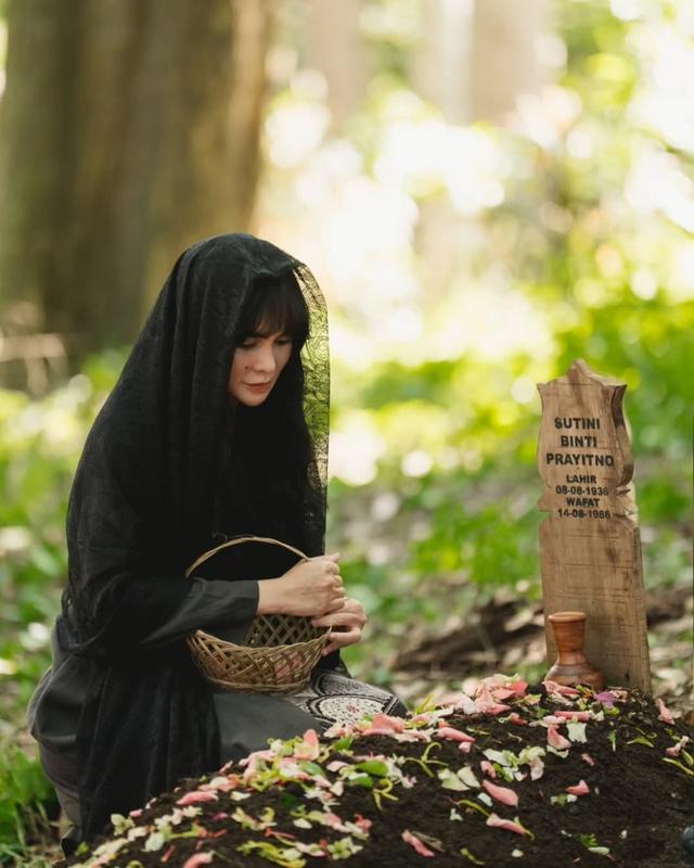 3. Kerudung Hitam di Makam Ibunda