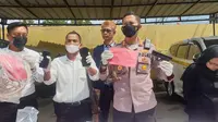Kapolres Garut AKBP Wirdhanto Hadicaksono menunjukan barang bukti pembunuhan yang digunakan tersangka RN, di Cisewu, Garut, Jawa Barat. (Liputan6.com/Jayadi Supriadin)
