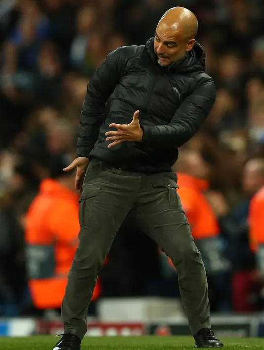 Pelatih Manchester City Pep Guardiola memberi isyarat dari pinggir lapangan saat anak asuhnya menghadapi Atalanta pada laga Liga Champions di Stadion Etihad, Manchester, Inggris, Selasa (22/10/2019). Manchester City menang 5-1. (AP Photo/Dave Thompson)