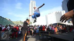 Seorang pria unjuk kebolehan dengan lompat tinggi menggunakan sepatu roda saat pelaksanaan HBKB di Jakarta, Minggu (12/3). (Liputan6.com/Immanuel Antonius)