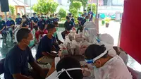 Warga Binaan Lapas Narkotika Kelas IIA Jakarta Lakukan Swab Test