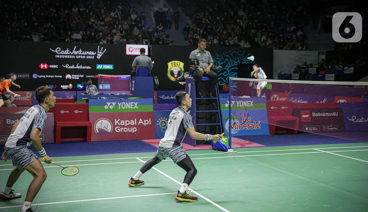 Ganda putra Indonesia Fajar Alvian/Muhammad Rian Ardianto mengembalikan kok Goh Zse Fei/Nur Izzuddin dari Malaysia saat tampil dalam Indonesia Open 2022 di Istora Senayan, Jakarta, Rabu (15/6/2022). Fajar Alvian/Muhammad Rian Ardianto menang dengan skor 21-19, 21-14. (Liputan6.com/Faizal Fanani)