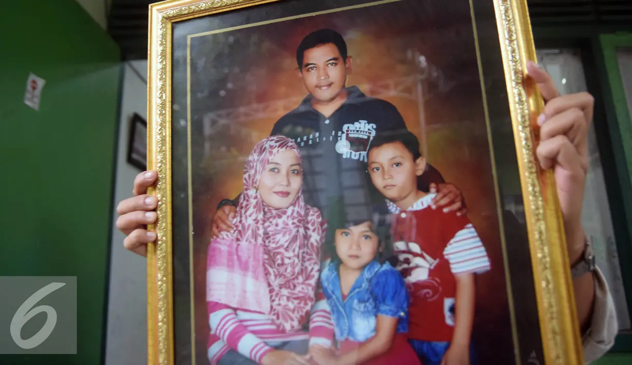 Foto Kapten Cpn Agung Kurniawan bersama istri dan anak-anaknya di Semarang Senin (21/3). Kapten Agung adalah satu dari 13 korban meninggal pada kecelakaan helikopter Bell 412 milik TNI AD di Poso, Sulawesi Tengah. (Liputan6.com/Gholib)