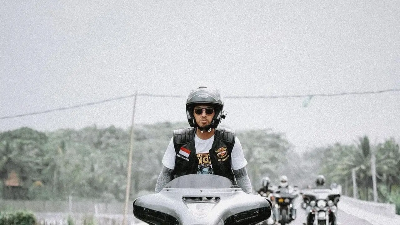 Arya Saloka sibuk touring bareng geng motor