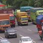 Sejumlah truk melintasi ruas jalan tol Tangerang-Jakarta, Kota Tangerang, Banten, Rabu (2/3/2022). Apindo mengatakan penerapan kebijakan bebas truk kelebihan muatan (over dimension overload/ODOL) akan sulit dilaksanakan pada 2023 karena ekonomi terpuruk akibat covid-19. (Liputan6.com/Angga Yuniar)