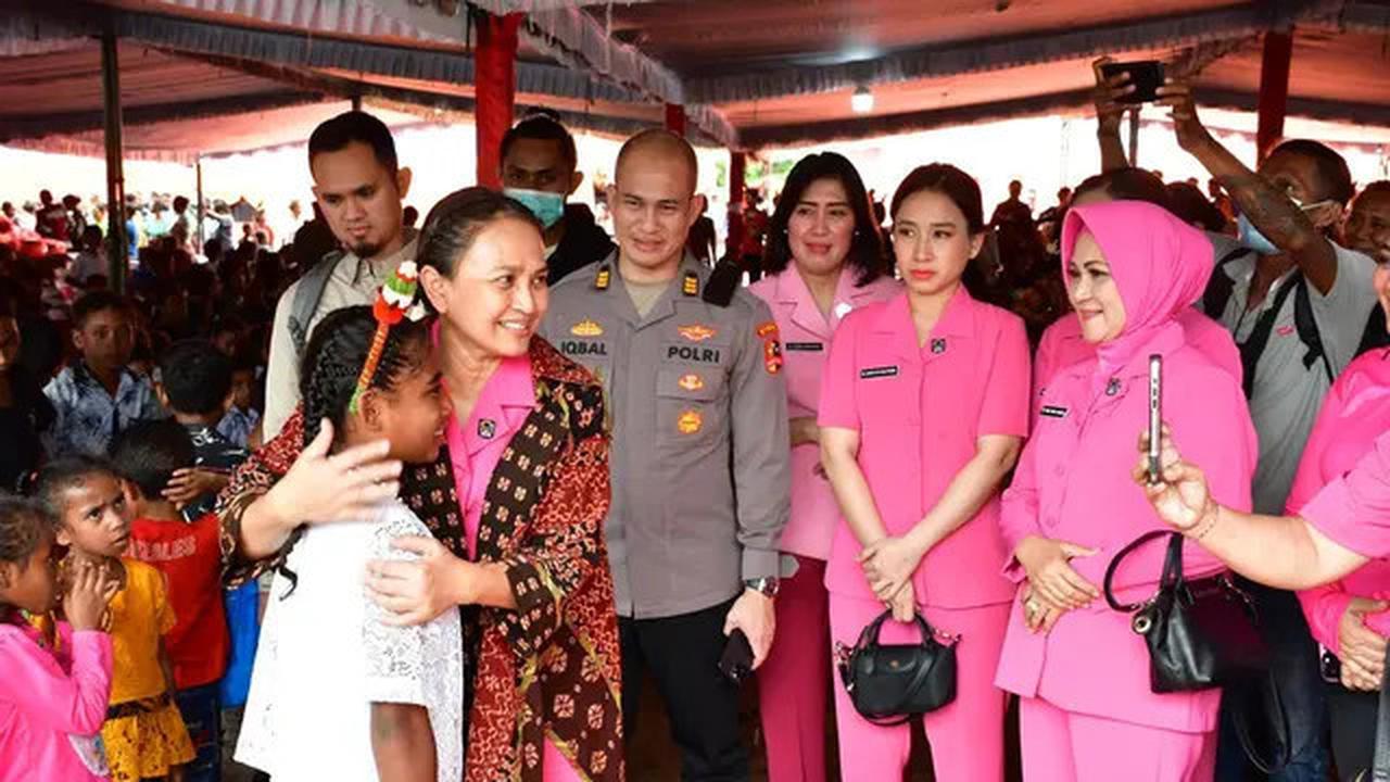 Momen Ketua Umum Bhayangkari Rayakan Natal Bersama Penyintas Erupsi Gunung Lewotobi