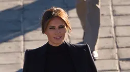 Ibu Negara AS, Melania Trump mengunjungi Tembok Besar China di Beijing, 10 November 2017. Penampilan Melania yang tampak sederhana itu ternyata bernilai belasan juta rupiah. (AFP PHOTO / Nicolas ASFOURI)