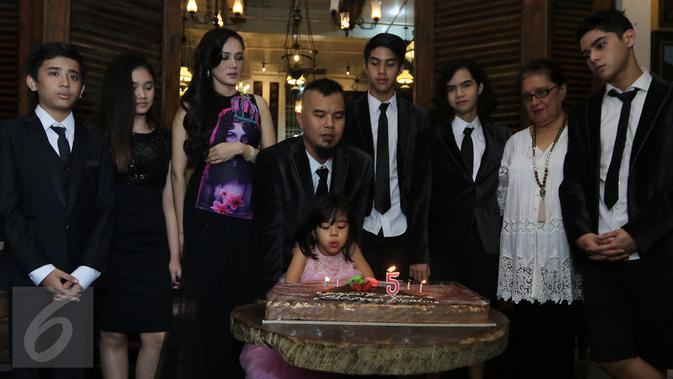 Safeea Ahmad disaksikan Ahmad Dhani dan Mulan Jameela meniup lilin ulang tahunnya yang ke-5 di kediamannya di Pondok Indah, Jakarta, Rabu (24/2). Acara yang diadakan sederhana ini juga digunakan untuk sesi foto keluarga. (Liputan6.com/Herman Zakharia)