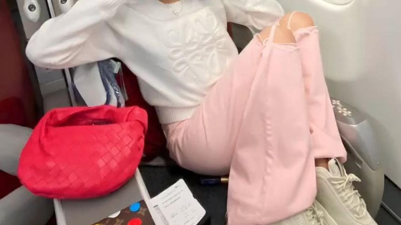 Ghea Youbi kini diketahui tengah berada di Korea Selatan. Rupanya, tak hanya untuk liburan, ia juga pergi ke Negeri Gingseng untuk bekerja. Ia mendapat kesempatan untuk mengisi festival Indonesia dalam rangkaian 50 tahun hubungan Korea-Indonesia.