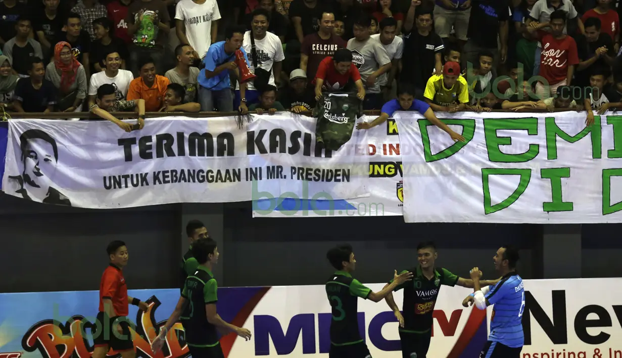 Pemain Vamos Mataram merayakan kemenangan atas Antam Jakarta dalam laga Seri III Grup B Wilayah Timur Pro Futsal League 2016 di GOR 17 Desember, Mataram, NTB, Minggu (13/3/2016). (Bola.com/Arief Bagus)