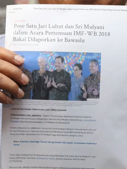 Bukti dugaan pelanggaran pemilu diperlihatkan jelang pembuatan pengaduan di Gedung Bawaslu, Jakarta, Kamis (18/10). Mereka melaporkan dugaan pelanggaran pemilu oleh menteri Luhut Binsar Pandjaitan dan Sri Mulyani. (Liputan6.com/Helmi Fithriansyah)