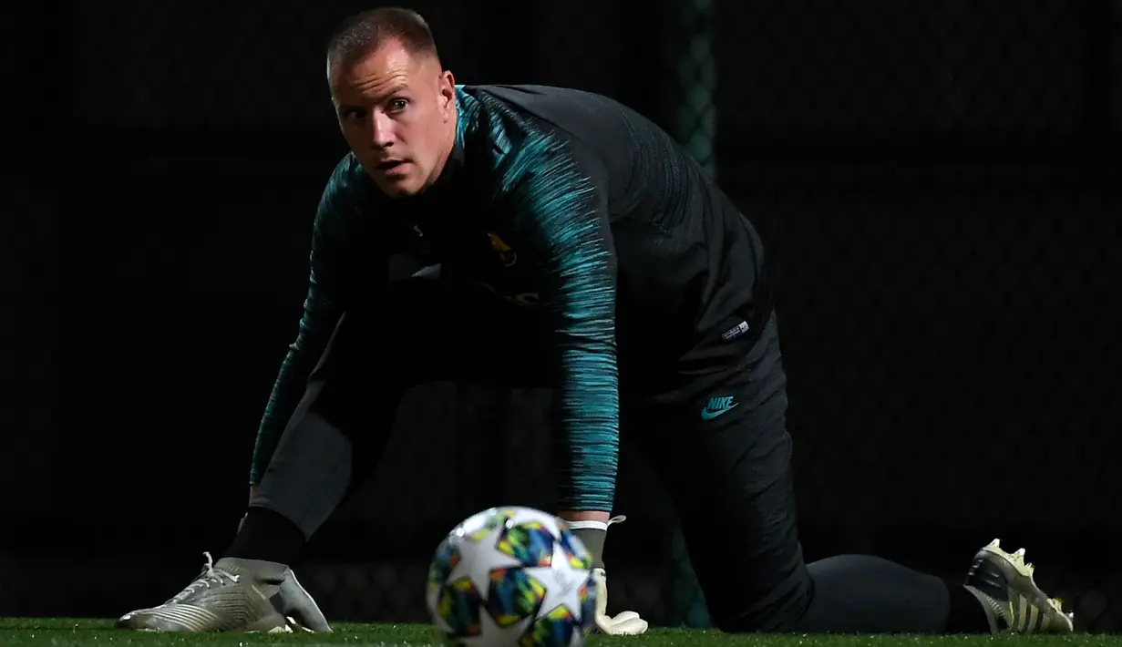 Kiper Barcelona, Marc-Andre Ter Stegen saat mengikuti sesi latihan tim di Joan Gamper Sports City di Sant Joan Despi (4/11/2019). Barcelona akan bertanding melawan wakil Rusia, SK Slavia Praha pada Grup F Liga Champions di Camp Nou. (AFP Photo/Lluis Gene)