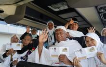 Anggota DPR Beri Tambahan Bantuan Uang Saku Calon Haji Padang Kloter Terakhir