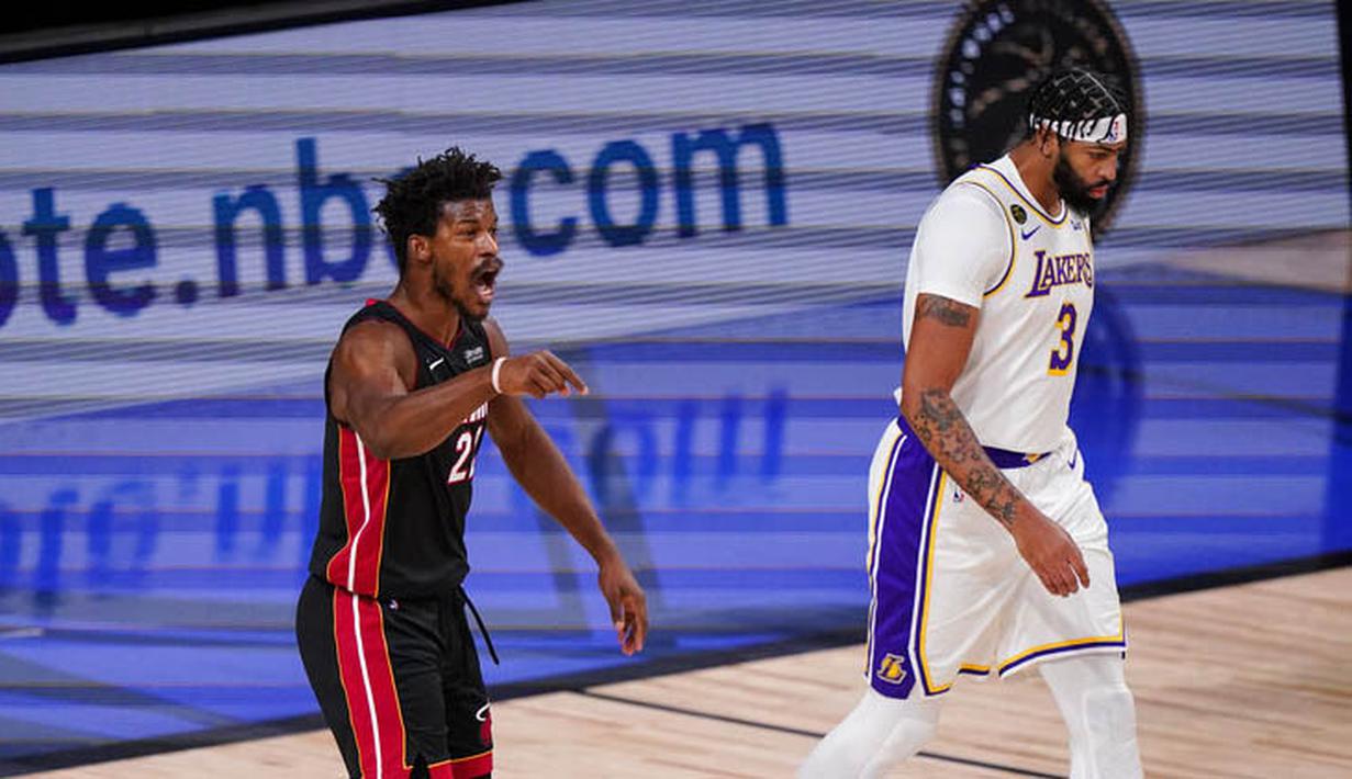 Pebasket Miami Heat, Jimmy Butler dan pebasket Los Angeles Lakers, Anthony Davis, pada laga Gim ketiga Final NBA, Senin (5/10/2020). Miami Heat menang dengan skor 115-104. (AP Photo/Mark J. Terrill)