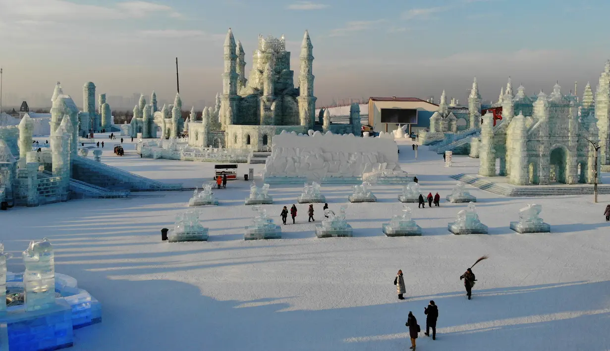 Pandangan udara patung-patung es selama Festival Salju dan Patung Es Internasional Harbin di Harbin, China, Senin (7/1). Harbin International Ice and Snow Sculpture Festival pertama kali diselenggarakan pada 1985. (FRED DUFOUR/AFP)