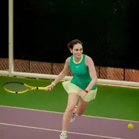 Intip gaya sporty Luna Maya yang fresh saat kembali main tenis (@lunamaya)