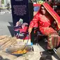 Peserta pameran memasak jamur dalam Padang KulineRun 2017, di Kota Padang, Sumatera Barat, Minggu (24/09). Lomba lari dengan memadukan wisata kuliner bertujuan untuk lebih memperkenalkan pariwisata kota Padang. (Liputan6.com/Fery Pradolo)