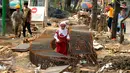 Pekerja melakukan pemasangan sheetpile di sekitar Kaliduri Jakarta, Selasa (10/11/2015). Untukmencegah banjir, Pemerintah Provinsi DKI Jakarta melakukan pengembangan sistem drainase di kawasan Kaliduri Jakarta Barat. (Liputan6.com/Helmi Fithriansyah)