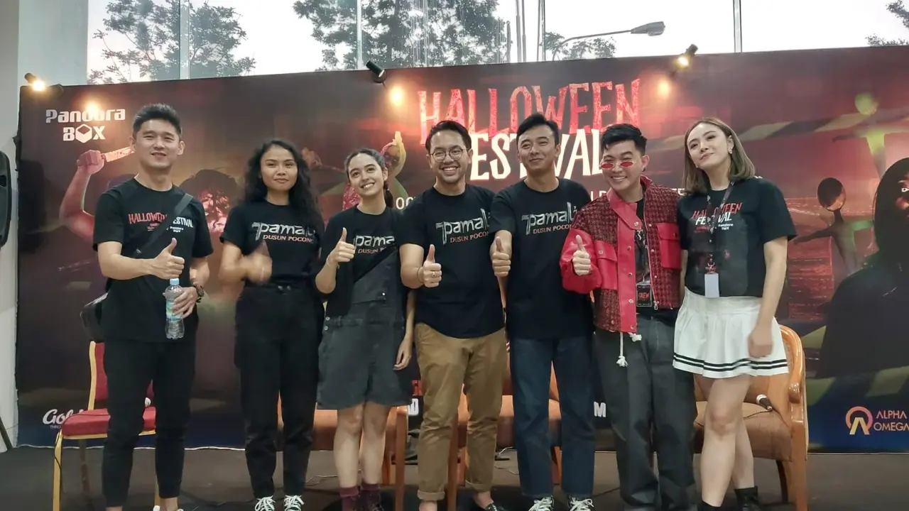 Yasamin sempat terjatuh saat menikmati wahana horror karena dikejar Zombie