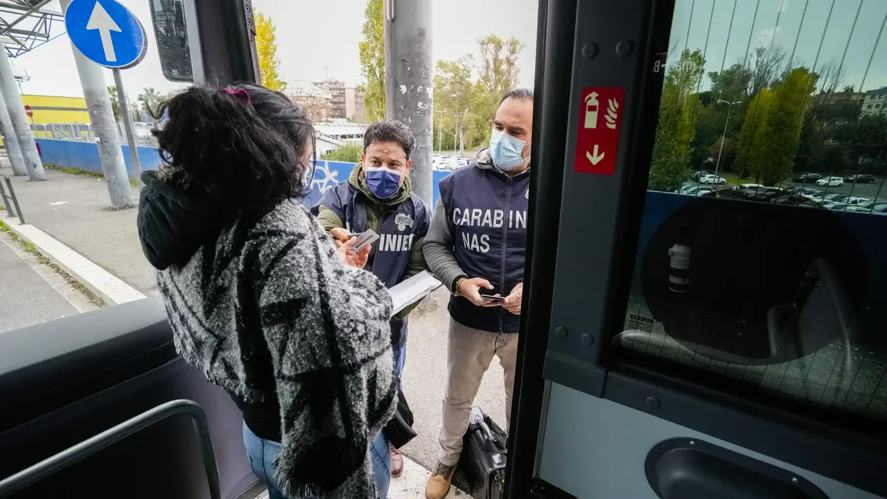 Patroli Hari Pertama Pemberlakuan Super Green Pass di Italia