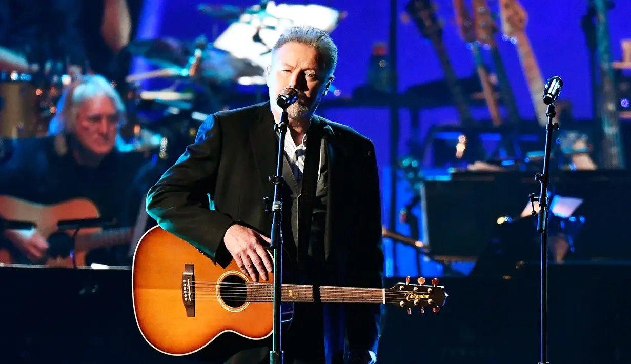 Penampilan Don Henley saat di atas panggung MusiCares Person of The Year 2019 untuk menghormati Dolly Parton di Los Angeles Convention Center, California (8/2). (AFP Photo/Frazer Harrison)