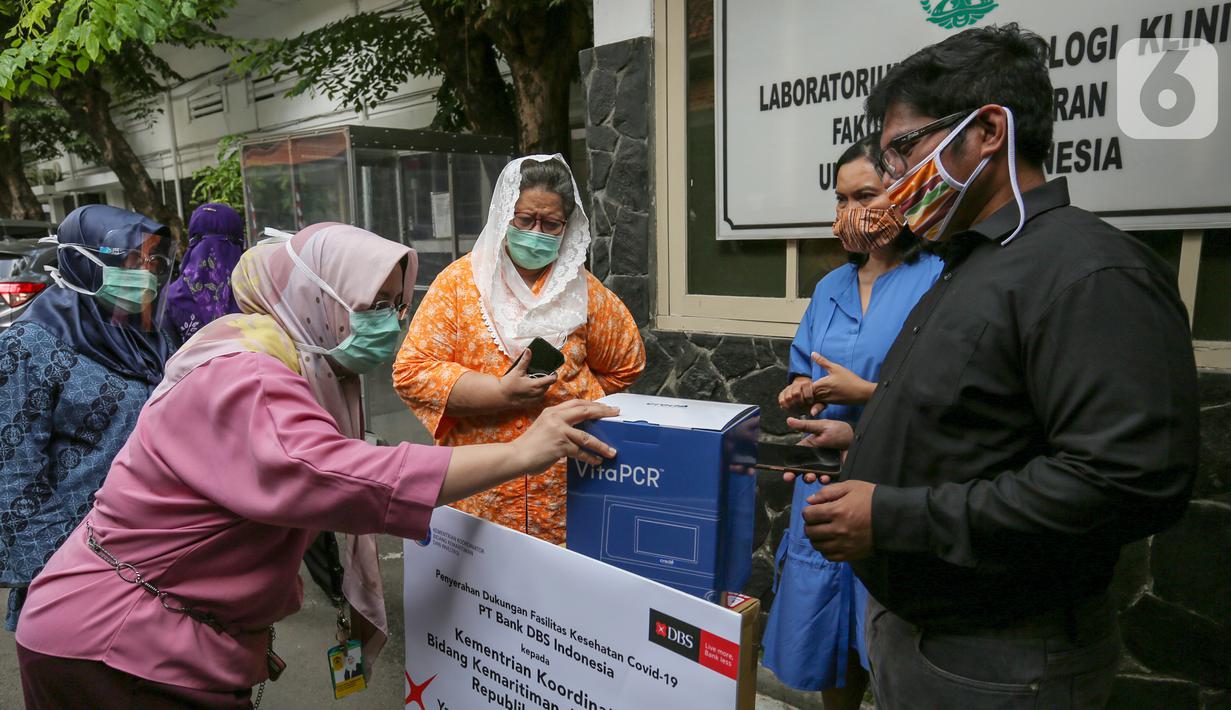 Sebanyak dua mesin PCR dan 3.000 perangkat tes Covid-19 diserahkan kepada Departemen Mikrobiologi Fakultas Kedokteran UI. Donasi yang telah diberikan kepada Kemenko Kemaritiman dan Investasi pada bulan Mei lalu bertujuan untuk mengatasi masa sulit pandemi Covid-19. (Liputan6.com)