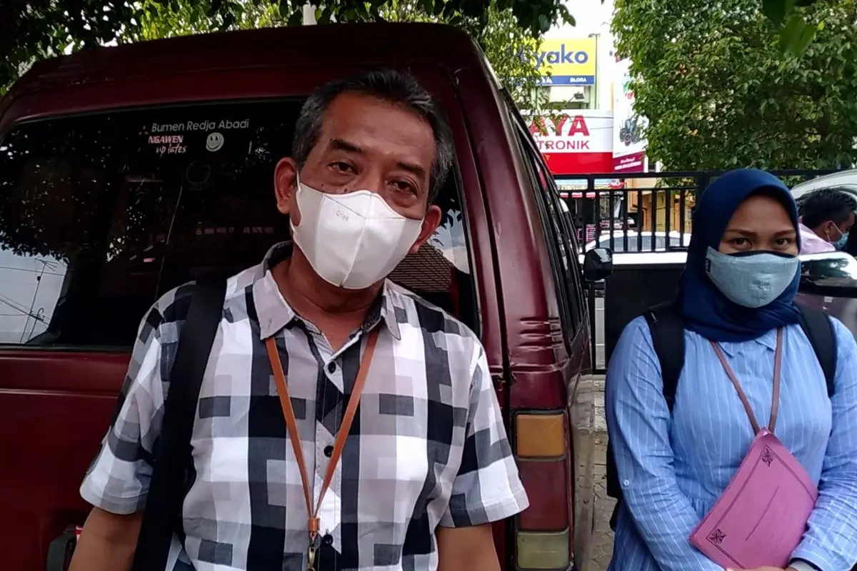 Asisten Manager Bank BRI Kantor Cabang Cepu, Bambang Winarno ketika diwawancarai Liputan6.com di halaman parkiran kantor Dinsos P3A Kabupaten Blora. (Liputan6.com/Ahmad Adirin)