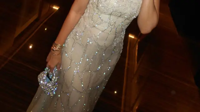 Luna Maya Tampil Elegan Bak Dewi di Semarang, Gaun Bling-Bling Sapto Djojokartiko Jadi Sorotan